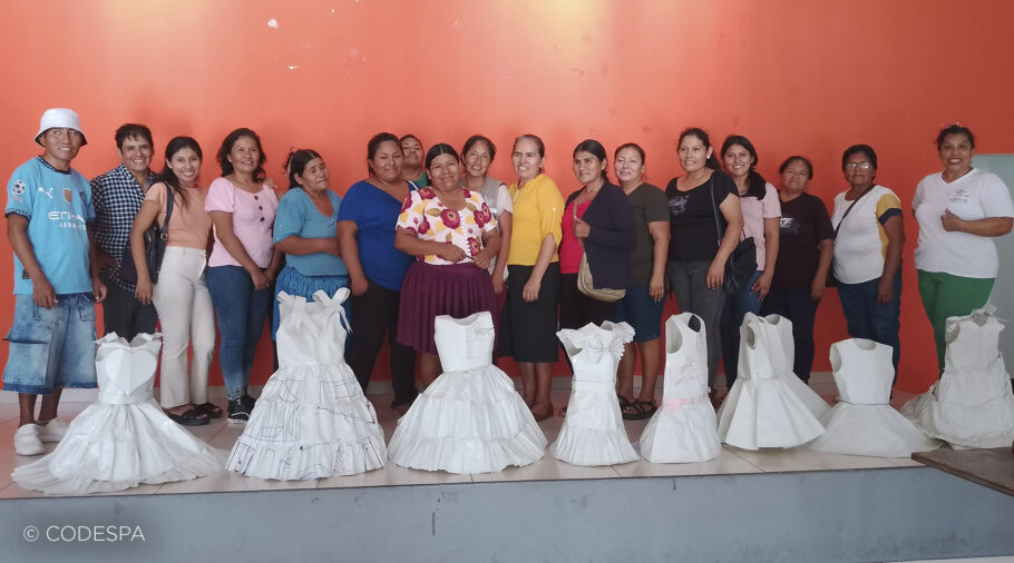mujeres taller confeccion bolivia