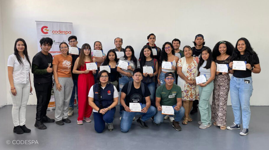 entrega diploma jóvenes