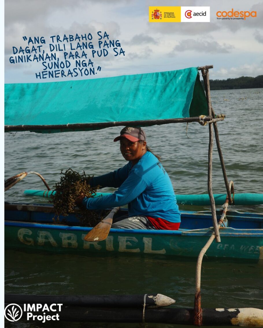 mujer cultiva algas filipinas
