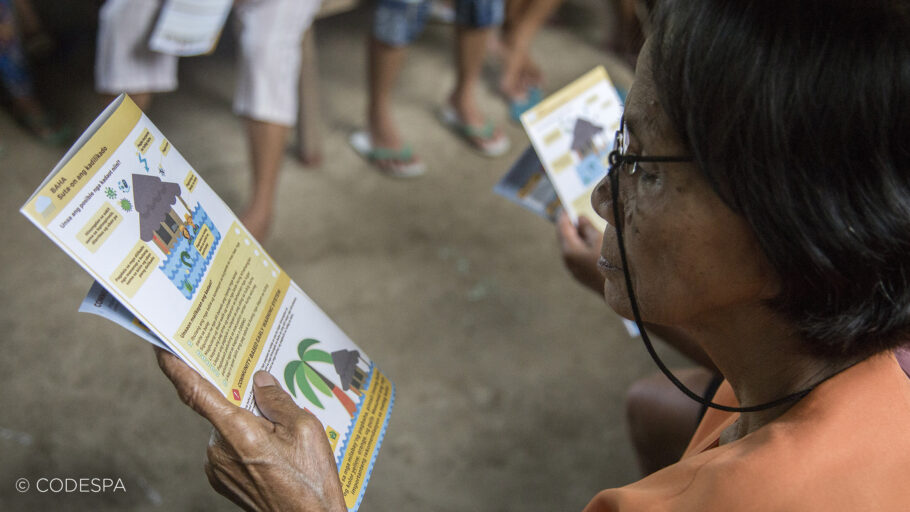 mujer leyendo filipinas