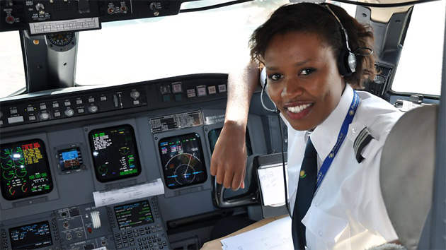 Esther, la primera mujer piloto de aviones comerciales en Ruanda, una mujer que inspira