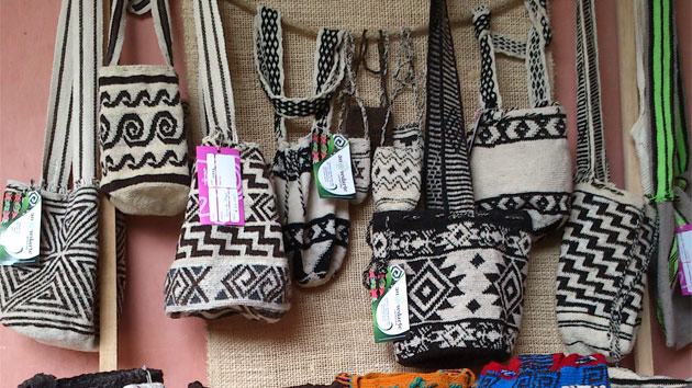 Mujeres emprendedoras de Colombia venden sus productos en el Festival de la Mochila Caucana