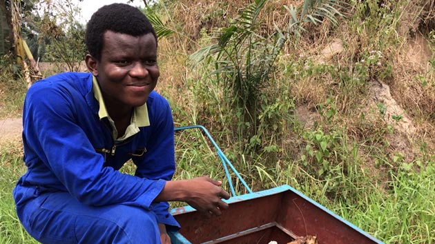 “Mi meta: de aquí a 2025 tendré una empresa de reciclaje de desechos que se llamará Récyclé en R.D. del Congo”. Max, R.D. del Congo. #unahistoriaquecontar