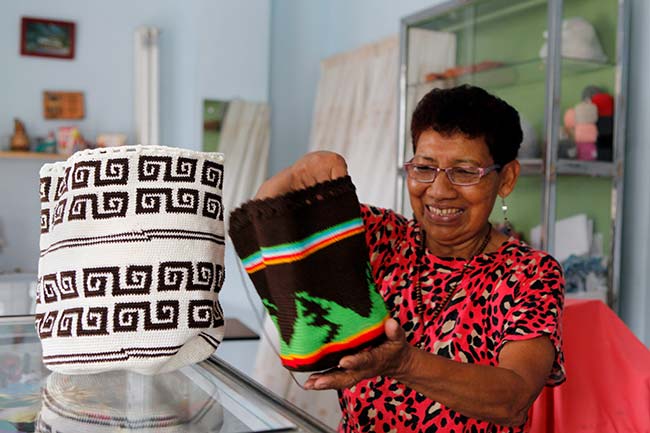 Mujer artesana Colombia