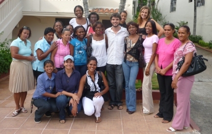 Tres voluntarias se gradúan en formación técnica del programa de becas