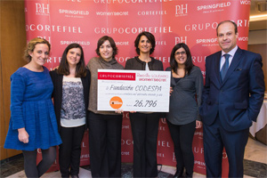 Recibimos el cheque de más de 26.000 € recaudados en el rastrillo solidario de Women´Secret