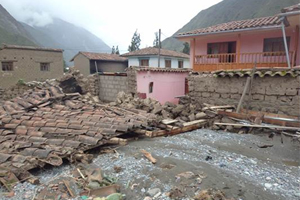 Familias de comunidades indígenas pierden sus casas debido a las fuertes lluvias en los andes peruanos