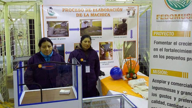 Pequeños productores de Ecuador participan en una feria para dar a conocer sus productos