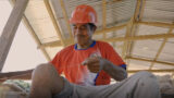 hombre trabajando hilo