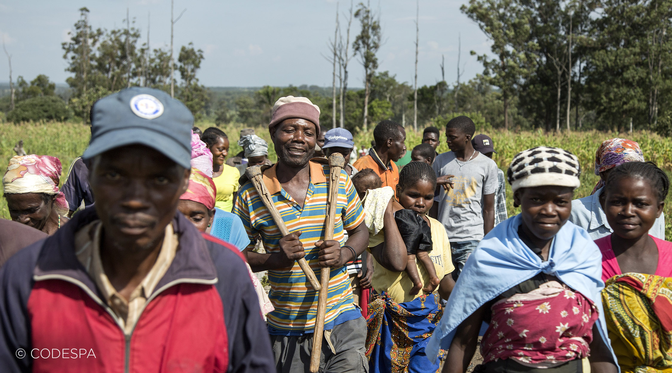personas áfrica caminando