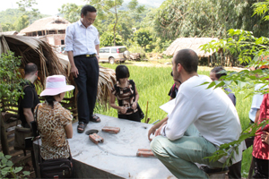 La Delegación de Vietnam es premiada por el Comité Coordinador de Ayuda al Pueblo Vietnamita