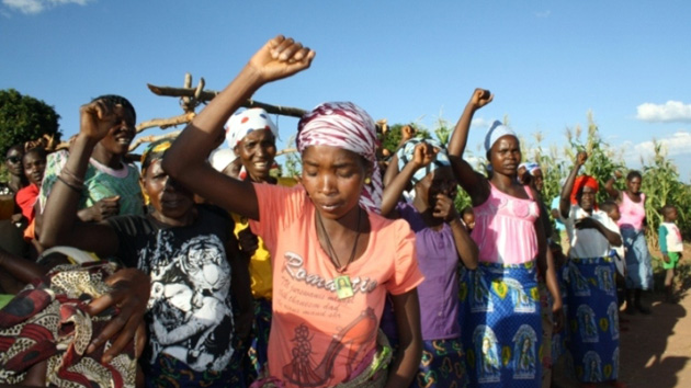 Campesinos en Angola reciben el título que les otorga la propiedad de sus tierras